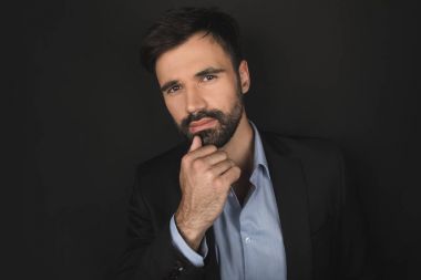 Yakışıklı sakallı işadamı
