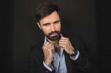 Yakışıklı sakallı işadamı