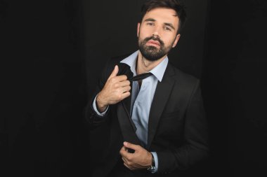 Yakışıklı sakallı işadamı