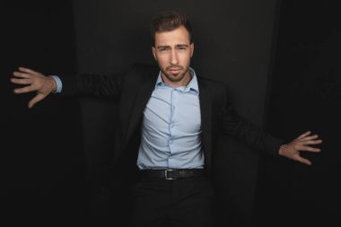 Takım elbiseli yakışıklı işadamı