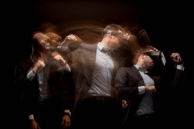 Sanal gerçeklik kulaklığı olan adam.