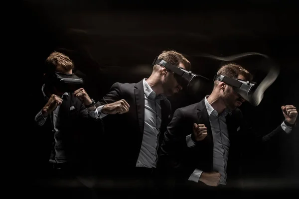 Homem com fone de ouvido de realidade virtual — Fotografia de Stock