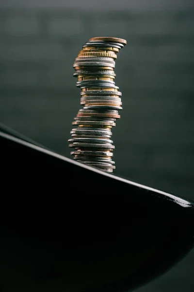 Empilhamento de moedas na mesa — Fotografia de Stock