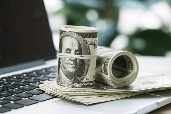 Dollar sedlar på laptop — Stockfoto