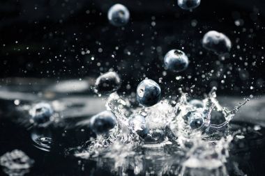 suda bırakarak olgun yaban mersini
