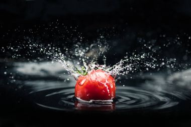Suya düşen taze domates