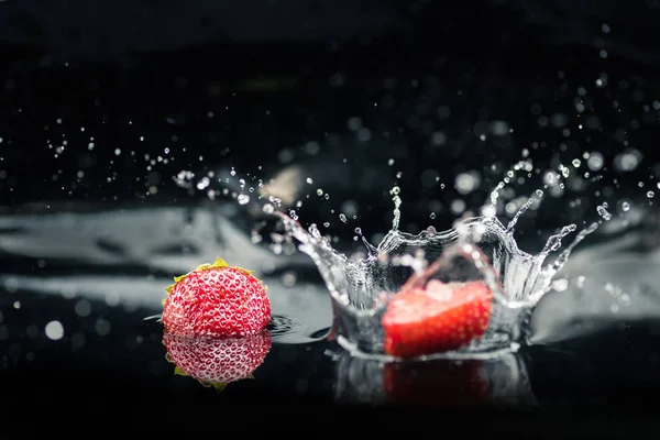 Mogna jordgubbar falla i vatten — Stockfoto