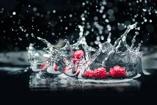Ripe mulberries falling in water — Stock Photo, Image