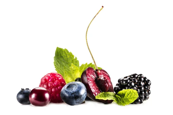 Sortierte Beeren und Minzblätter — Stockfoto