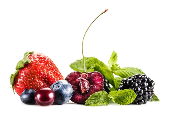 Sortierte Beeren und Minzblätter — Stockfoto