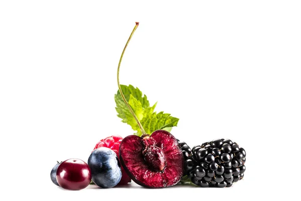 Różne owoce i liście mięty — Zdjęcie stockowe