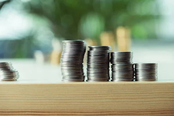 Pilhas de moedas na mesa — Fotografia de Stock