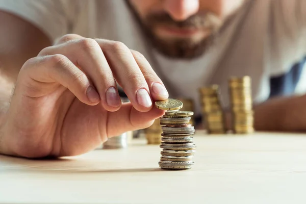 Hombre apilando monedas — Foto de Stock