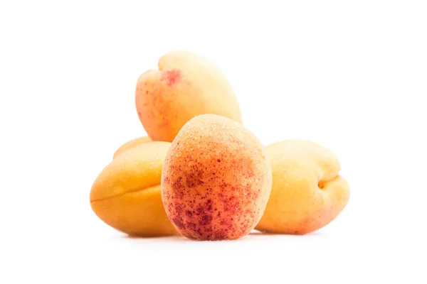 Свежие сладкие абрикосы — стоковое фото