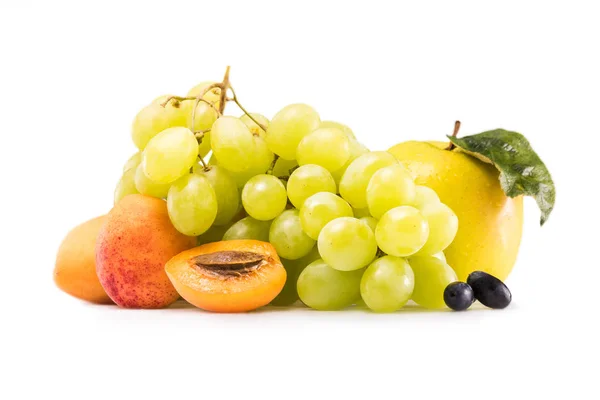 Verschiedene frische reife Früchte — Stockfoto
