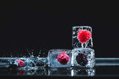 Zmrazené ovoce v ledových kostek