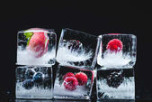 gefrorene Früchte in Eiswürfeln