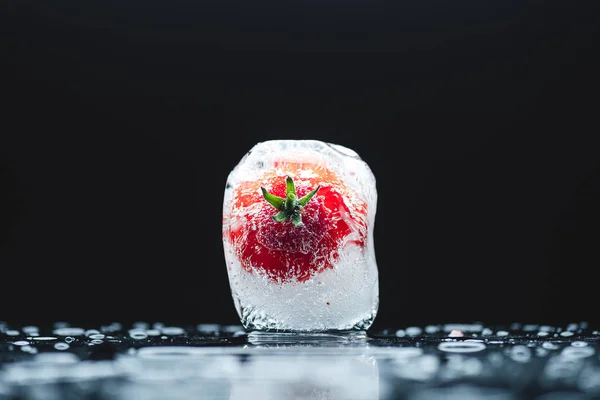 Tomate cherry en cubo de hielo —  Fotos de Stock