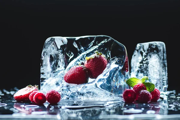 Frutas congeladas en cubitos de hielo — Foto de Stock