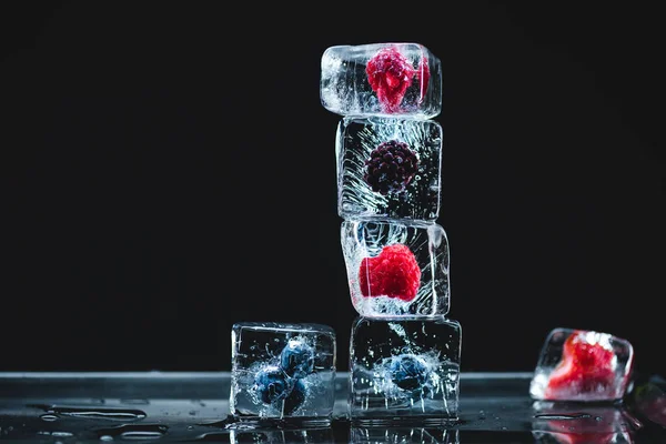 얼음 조각에 냉동된 과일 — 스톡 사진