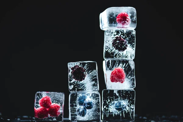 Frutas congeladas en cubitos de hielo — Foto de Stock