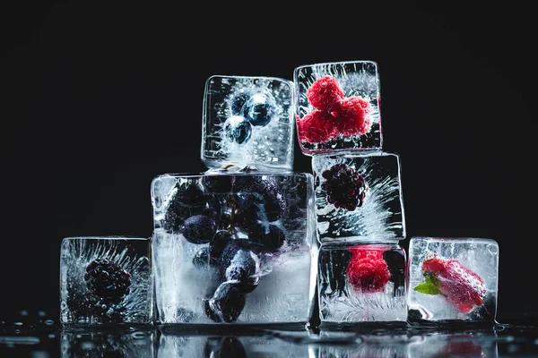 Içinde buz dondurulmuş meyveler — Stok fotoğraf