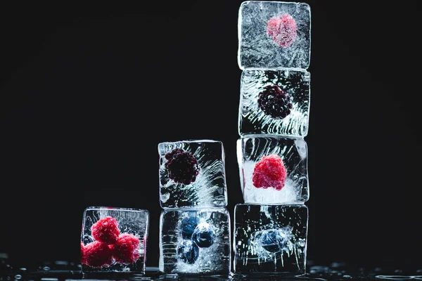 Frutos congelados em cubos de gelo — Fotografia de Stock