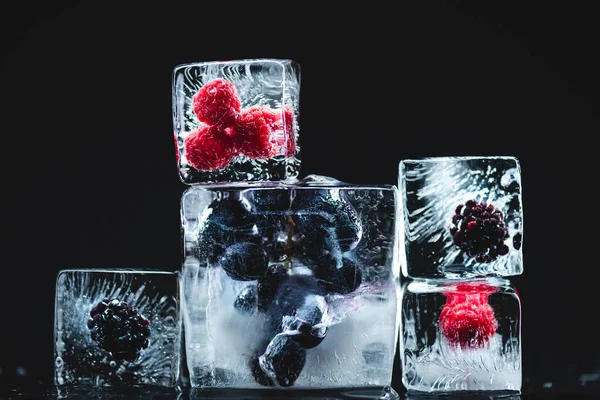 Заморожені фрукти в кубиках льоду — стокове фото