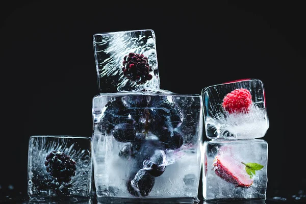 Frutos congelados em cubos de gelo — Fotografia de Stock