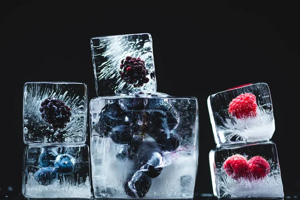 Frutas congeladas en cubitos de hielo —  Fotos de Stock