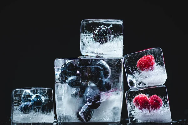 Frutas congeladas en cubitos de hielo —  Fotos de Stock
