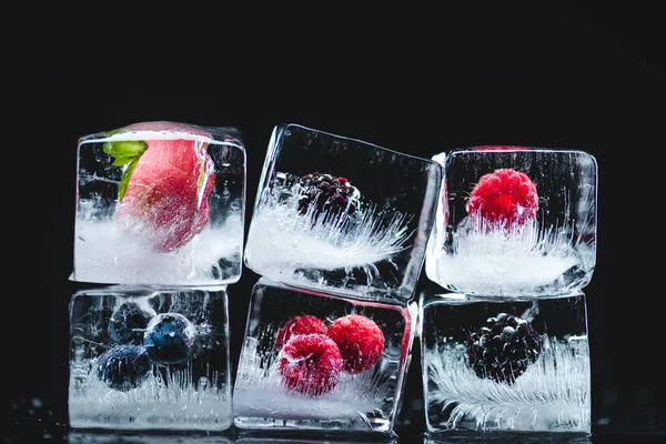 Frysta frukter i isbitar — Stockfoto