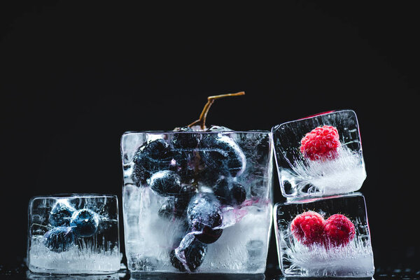 Замороженные фрукты в кубиках льда
