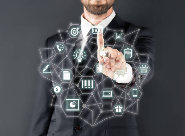 Бизнесмен показывает пальцем
 