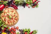 Italská pizza a čerstvá zelenina