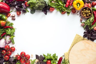 Pizza malzemeleri ve ahşap tahta