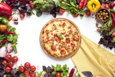ev yapımı pizza ve ingrediaents
