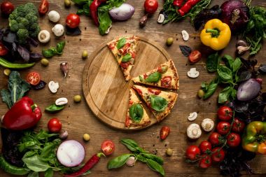 Pizza dilimleri ahşap tahta üzerinde