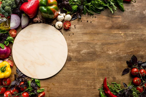 Tablero de madera e ingredientes — Foto de Stock