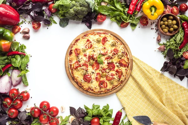 Zelfgemaakte pizza en ingrediaents — Stockfoto
