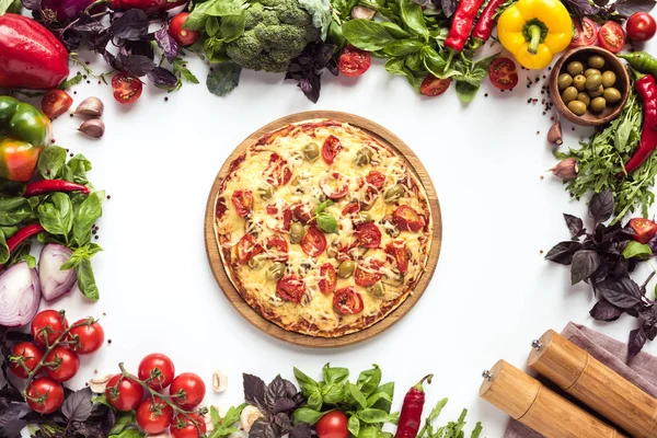 Italiensk pizza och färska grönsaker — Stockfoto