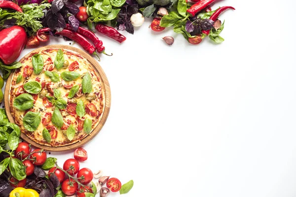 Italienische Pizza und frisches Gemüse — Stockfoto