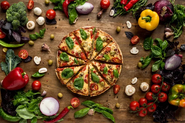 Pizza italiana cortada — Foto de Stock