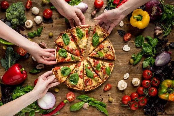 Freunde essen Pizza — Stockfoto