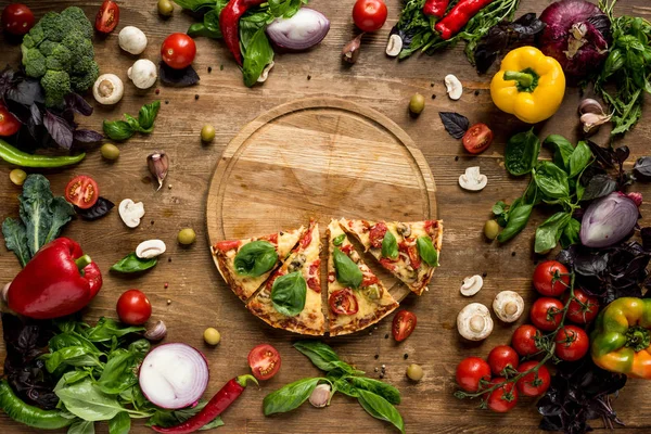 Plasterki pizzy na desce — Zdjęcie stockowe