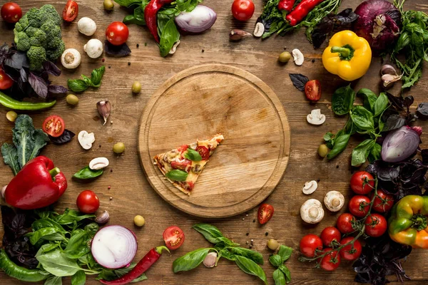 Pizza dilimi ahşap tahta üzerinde