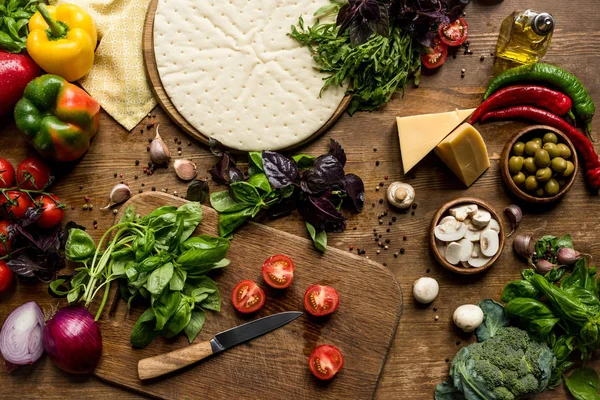 Pizza dough and fresh ingredients — Stock Photo, Image