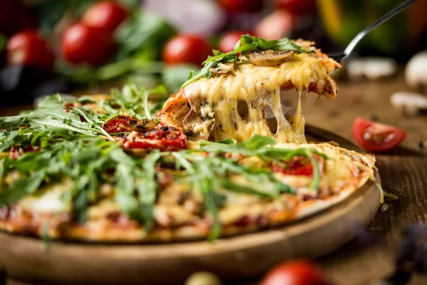 Italiaanse pizza gesneden — Stockfoto