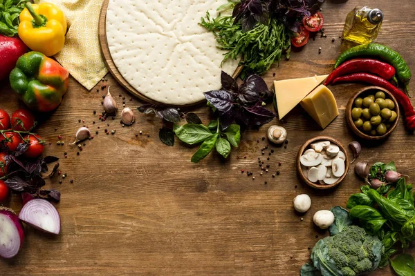 Pizza dough and fresh ingredients — Stock Photo, Image