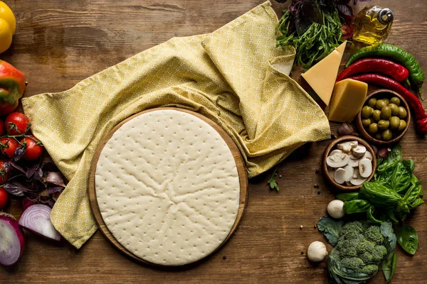 pizza hamur ve taze malzemeler